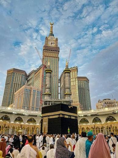 Happy Pilgrims After Completing Umrah